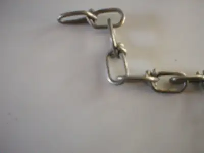 Chaîne avec maillon double neuve. Longueur: 12 pieds Diamètre: 1/8 pouce Métal: Acier stainless Voye...