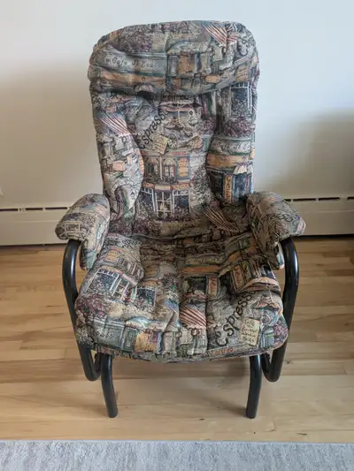 Chaise berçante sur billes avec cadre en métal en très bon état. Environnement sans fumée et sans an...