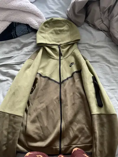 Used men’s green Nike tech