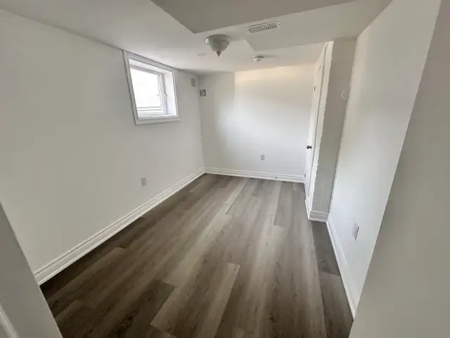 Private Room for Rent with Car Parking in Room Rentals & Roommates in Mississauga / Peel Region - Image 4