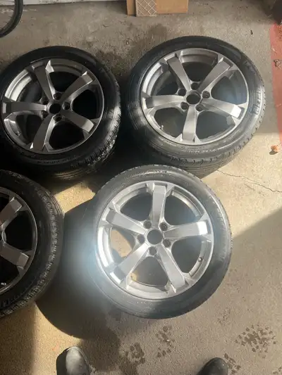 200$ POUR DEUX ROUES!! Roues avec jantes 18pouces à vendre en bon état général aucune fissure ni dom...