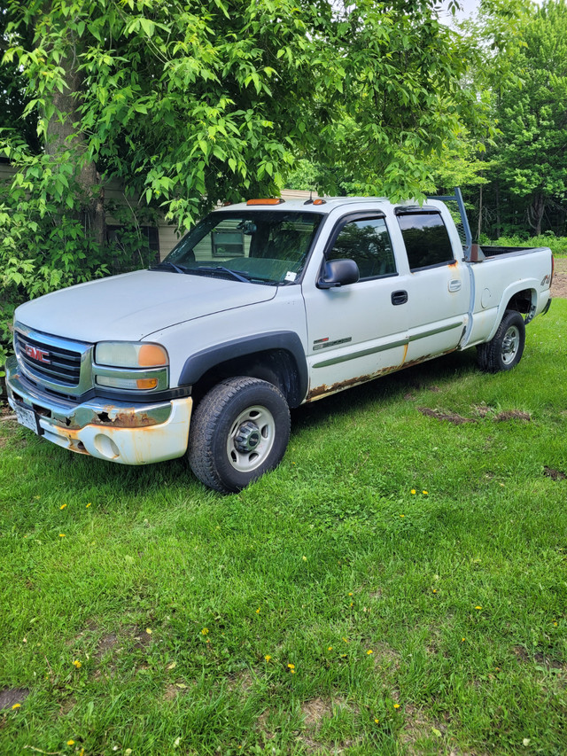 2004 GMC 2500HD 4 DOOR CREWCAB 4X4 DURAMAX 6.6 LITER DIESEL in Cars & Trucks in Brockville - Image 3