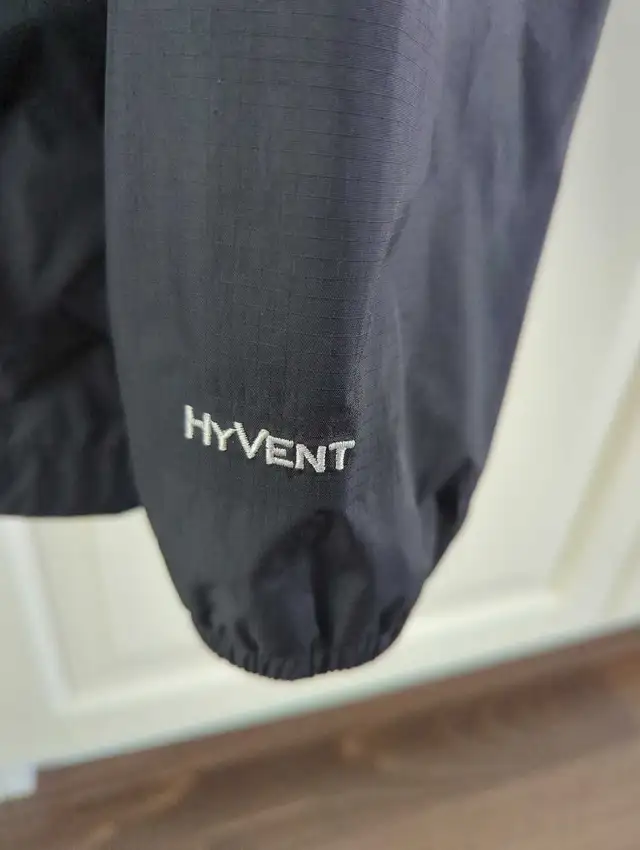 The North Face Rain Jacket - Black - Youth XL / Men's XS in Kids & Youth in City of Toronto - Image 5