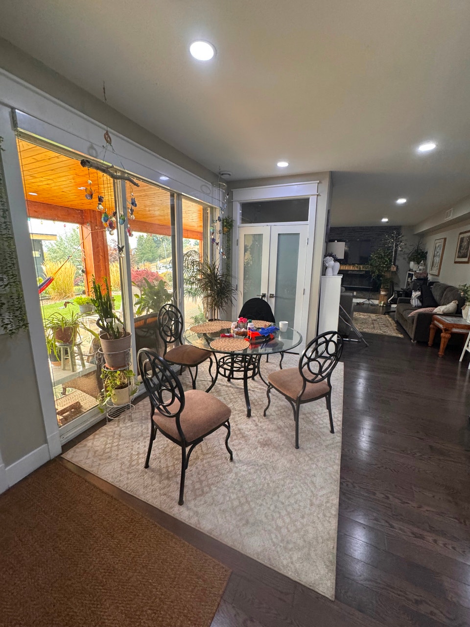 Large Modern 2-Bedroom Suite Near Kin Beach – $2,300/month 5