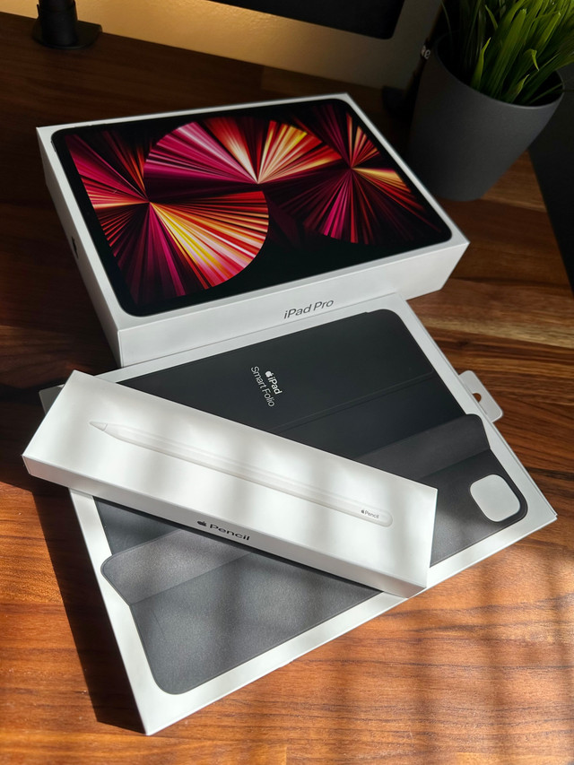 iPad Pro 11" - 128GB w/ Pencil, Smartfolio & Screen Protectors in iPads & Tablets in Oshawa / Durham Region