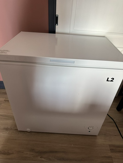 Cogélateur L2 type coffre 9 pieds cube acheté chez Léon juin 2024 en parfaite condition payé 450,00...