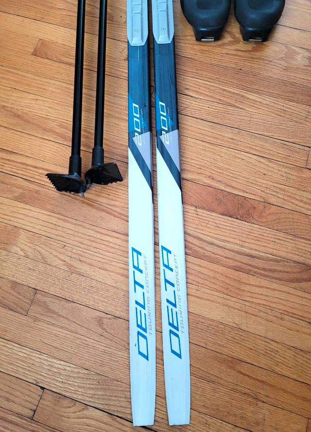 Cross Country Ski set - Mens 9.5 - 11.5 / Womens 10.5-12.5 in Ski in Winnipeg - Image 3