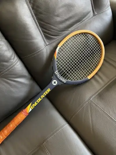 Raquette de tennis de marque Spalding (encounter) en bon état