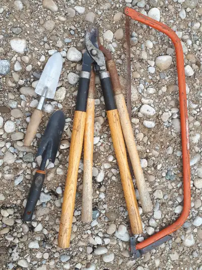 Various Trimming and Garden Tools: Two Loppers Hand saw Two garden trowels $50 if taking them all Lo...