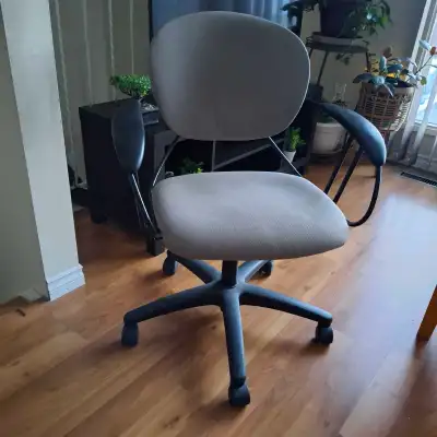 I am selling a comfortable office chair, perfect for a home office or study space. This chair featur...