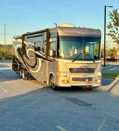 Motorisé Gulfstream Independence 2009 , 37 pieds, Full paint, Avec seulement 54000 km, Moteur V10 Tr...