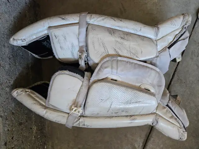 Goalie pads / jambières de gardien de but in Hockey in Laval / North Shore - Image 4