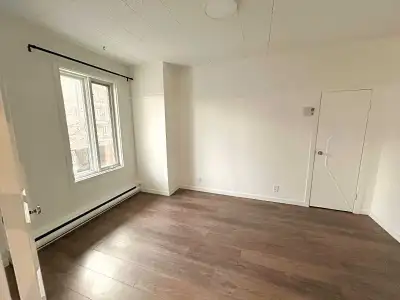 Libre immédiatement À quelques pas des cafés, restos et services! Grand logement lumineux de 950 pi²...