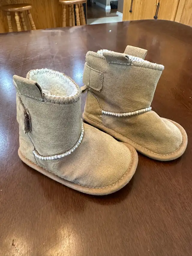 3-6 months Unisex Sherpa Boots Shoes - Joe fresh – size 2