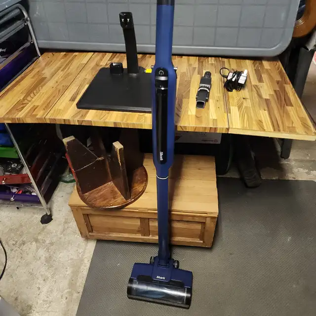 Shark wireless Vacuum cleaner rubber power fins small cordless - in Vacuums in Oakville / Halton Region - Image 4