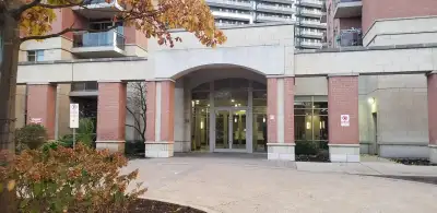 Large 2 Bedroom Condo Apartment in Heart of Richmond Hill. Newly Painted. Easy access to shopping an...