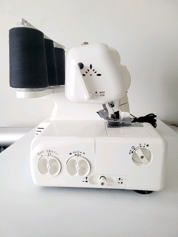 EURO PROX Serger Sewing Machine Model 100545 For PARTS / REPAIRS dans Loisirs et artisanat  à Ville de Montréal - Image 3