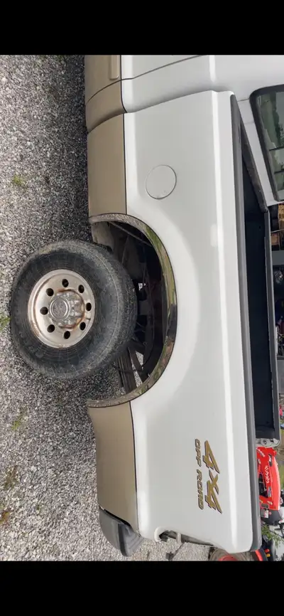 decent 1999-2010 ford f250/350 superduty short box (will fit 1999-2016) pretty solid rust wise one r...