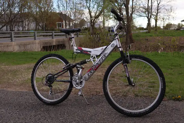 Vélo de montagne Infiniti Quantum de 26 pouces avec suspension in Mountain in Laval / North Shore - Image 3