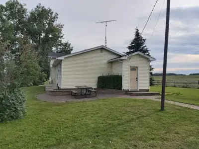 Acreage for rent, located between Olds and Sundre all on pavement. The home is a 1960’s farmhouse th...
