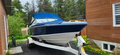 Bateau a vendre en bonne état, moteur v8 inboard avec remorque et immatriculé par transport Canada.