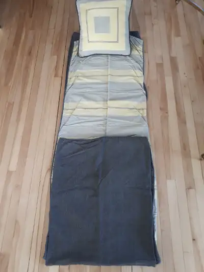 HOUSSE DE COUETTE POUR LIT SIMPLE AVEC COUSSIN. RÉVERSIBLE VOIR MES AUTRES ANNONCES.