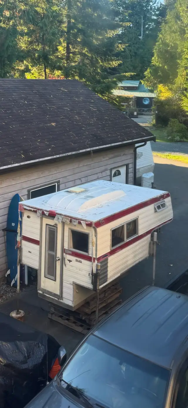Classic Okanagan Slide-In Camper – Fits Midsize Truck in Travel Trailers & Campers in Port Alberni - Image 3