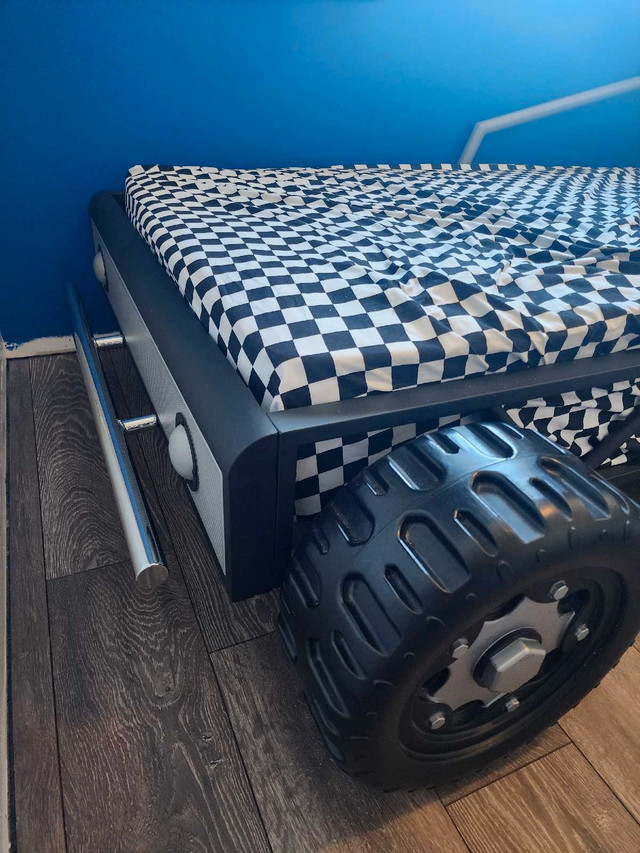 Metal twin car bed dans Lits et matelas  à Saint-Albert - Image 2