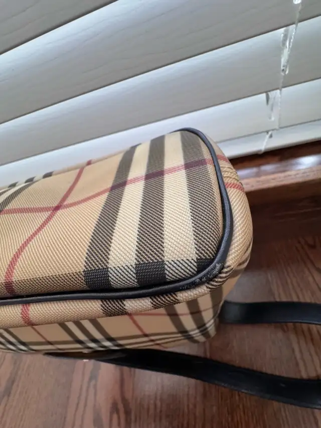Burberry bag in Women's - Bags & Wallets in City of Toronto - Image 6