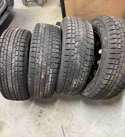 J'offre un ensemble de quatre pneus d'hiver Yokohama, dimension 235/65R17 montée sur les roues d’aci...