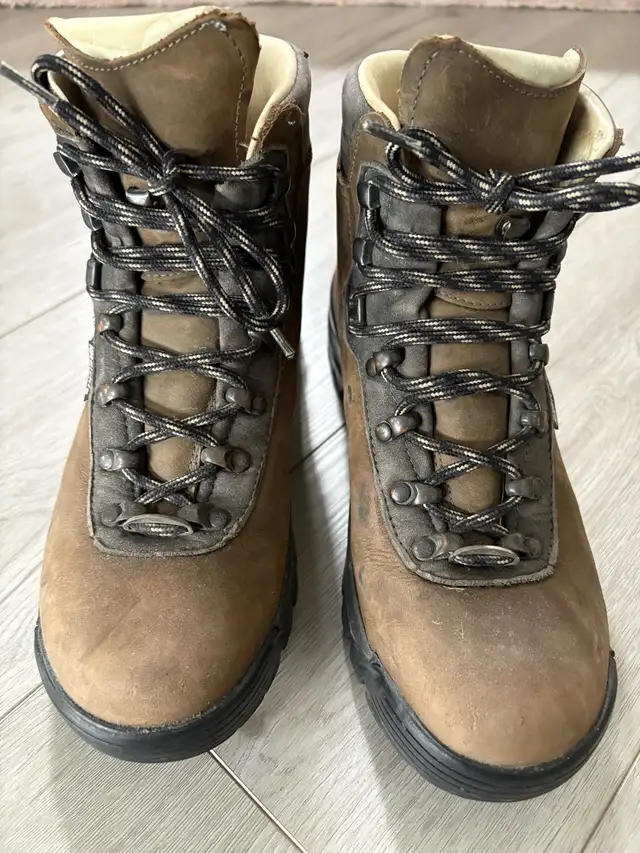 Women’s Raichle Hiking Boots in Women's - Shoes in Calgary - Image 3