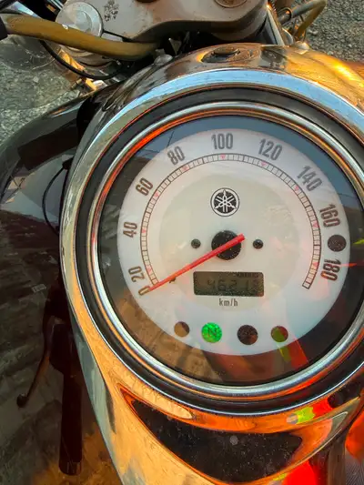Selling a 2000 Vstar classic motorbike new safety oil changed regularly highway bars foot pags new t...