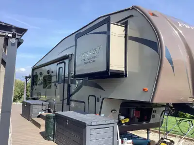 Flagstaff 8528RKWS. 7513 lbs. Classic Superlite. Rear kitchen, platinum package ,Corion counter tops...
