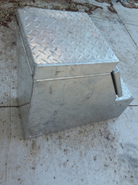 Rig aluminum boot step/tool box
