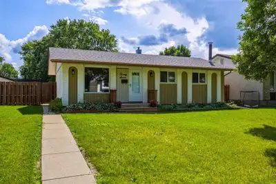 Well-maintained 3-bedroom bungalow positioned on a Crescent, in a quiet neighbourhood, near all leve...