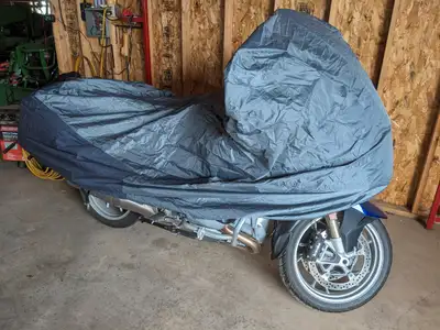 Premium Large Indoor/Outdoor all season waterproof Motorcycle Cover. It includes a pouch for storing...