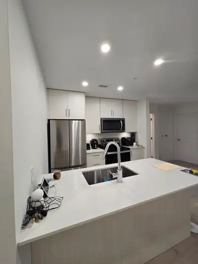 Seeking roommate $900/mnth This brand new building offers all-inclusive bills and internet. Amenitie...