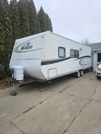 2007 wave 28 foot bunkhouse by Thor. Sleeps 8 comes with 2 propane tanks and battery. All appliances...