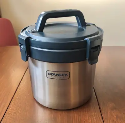 Excellent condition. 3 qt stainless steel vacuum thermos. Approximately 7 1/2” h x 8” d Pick up in M...