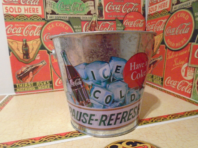 3 Sceau à glace décoratif Coca Cola Decorative Ice Bucket dans Art et objets de collection  à Lévis - Image 2
