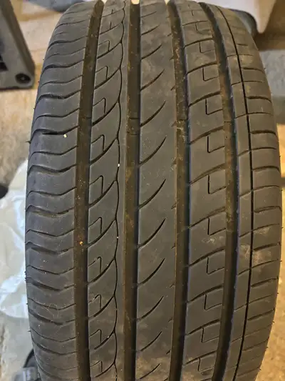 Je vends 4 pneus d'été de taille 225/45ZR17, sont usagés, mais en excellente état. N'hésitez pas à m...