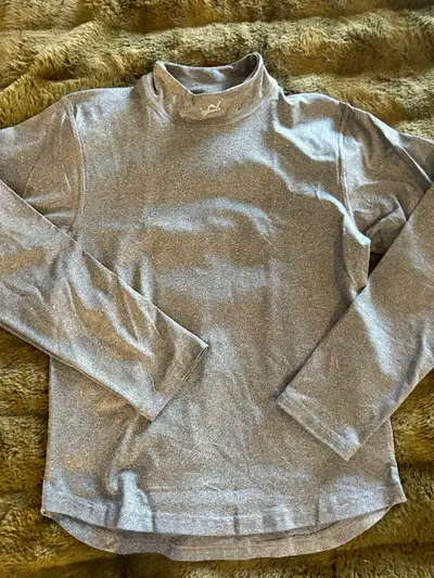 This is a women's size medium base layer, perfect for keeping warm during outdoor activities! It's i...