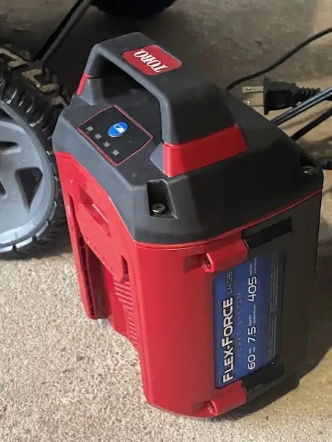 Toro e21 Electric Snow Blower *Excellent condition!* in Snowblowers in Laval / North Shore - Image 9