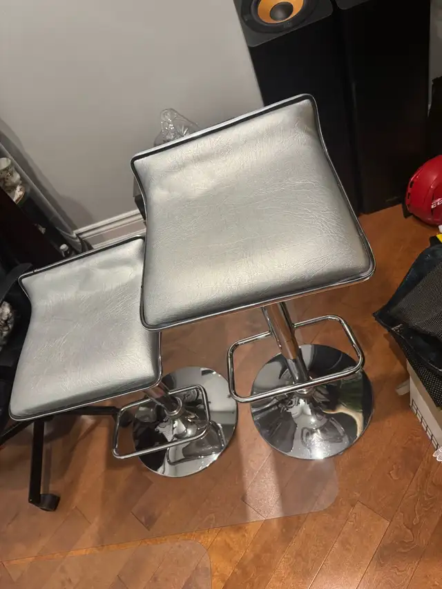 Bar stools set of 2, Silver in Chairs & Recliners in Markham / York Region - Image 3