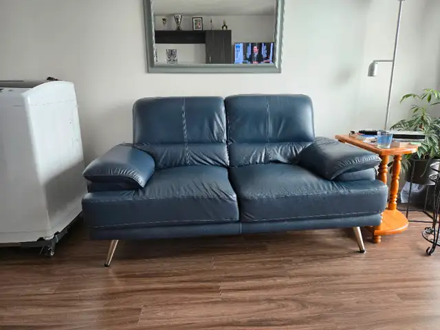 Causeuse en cuir veritable in Couches & Futons in Trois-Rivières - Image 7