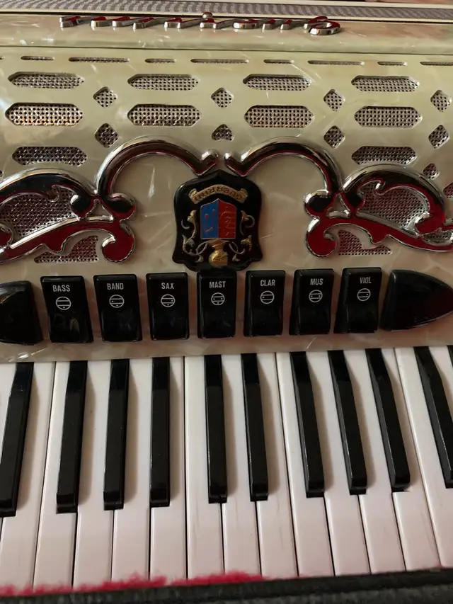 Vintage Accordion 626/2 Guerrini, Accordéon in Pianos & Keyboards in City of Montréal - Image 6
