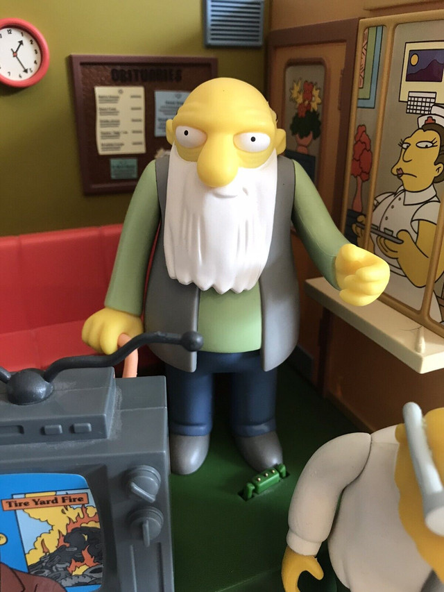 THE SIMPSONS RETIREMENT CASTLE ENVIRONMENT & FIGURES  in Toys & Games in City of Toronto - Image 3