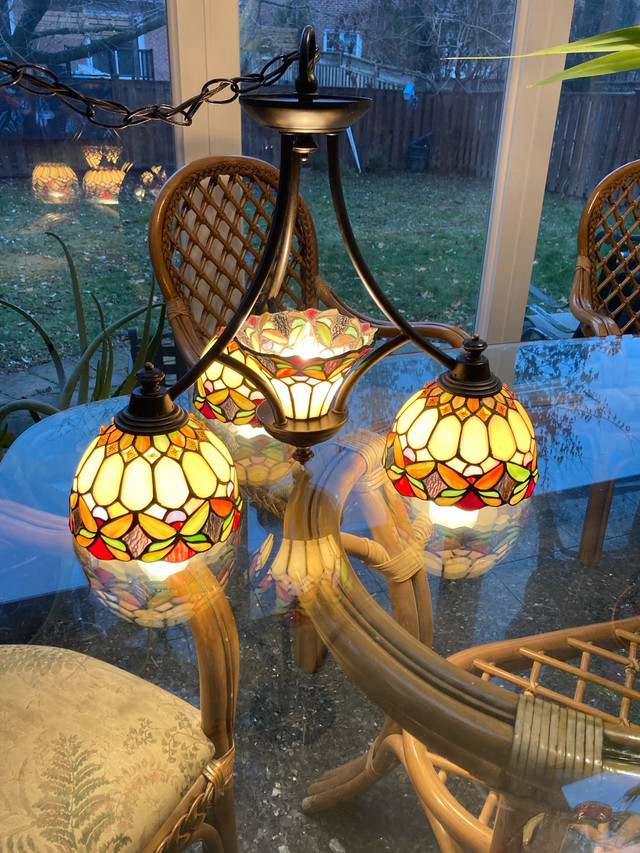 Tiffany chandelier light fixture, stained glass in Electrical in Markham / York Region - Image 2