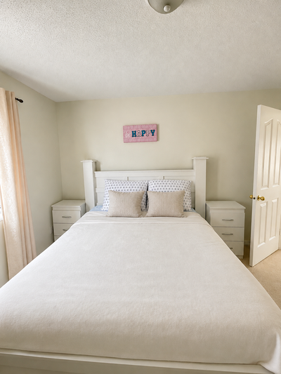 Come and rest in this peaceful, spacious home. A furnished private room in a welcoming and quiet sha...