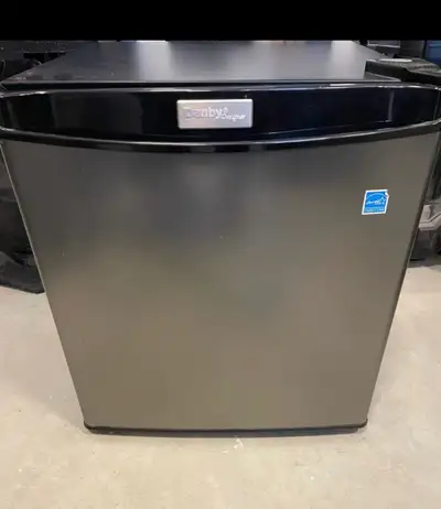 mini-réfrigérateur Danby parfait pour les petits espaces comme bureau ou chambre d’etudiant. bon éta...